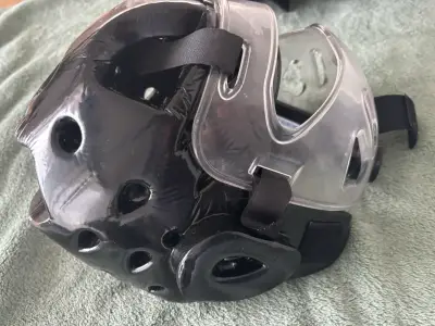Casco protector de artes marciales con máscara transparente - miniatura 1