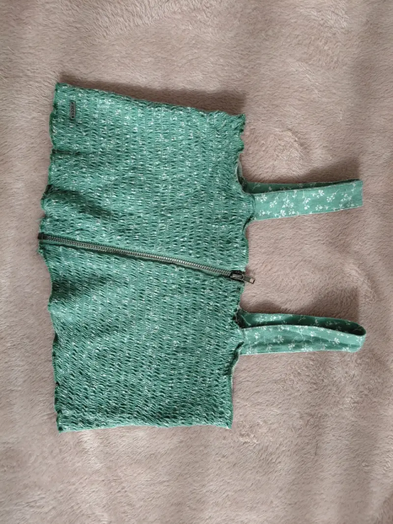 Top verde con tirantes y cierre