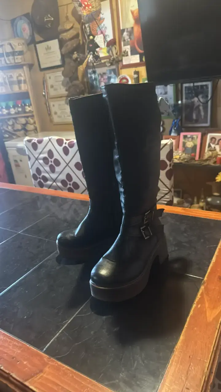 Botas negras de cuero con hebillas
