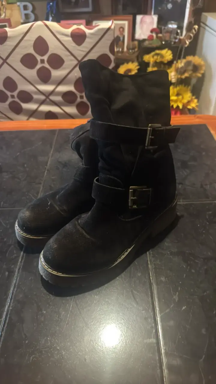 Botas negras de cuero con hebillas