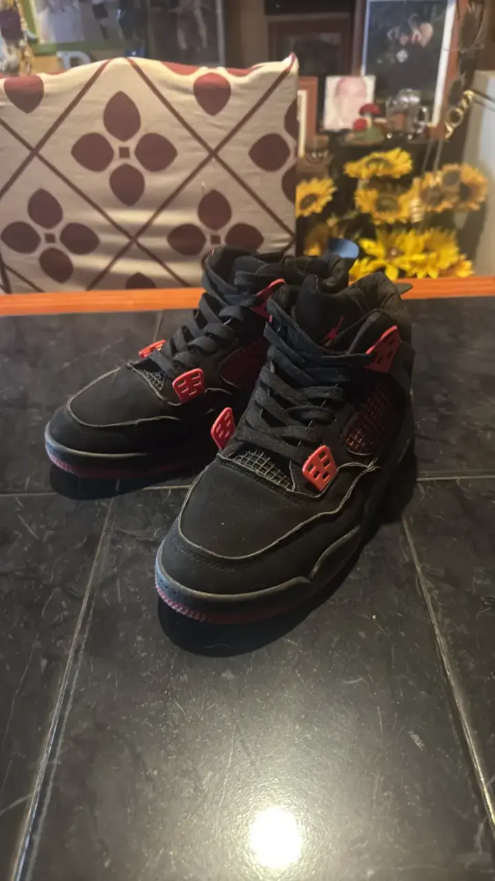 Zapatillas deportivas negras con detalles rojos