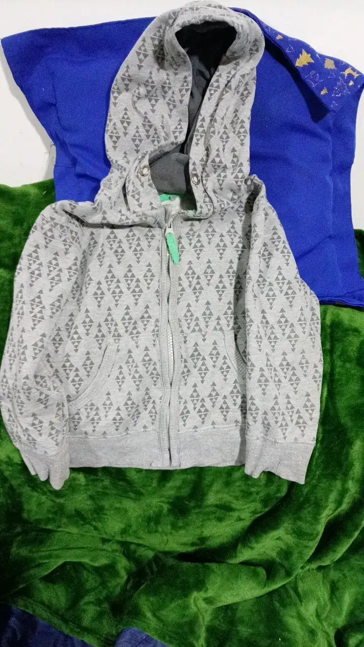 Polerón gris con capucha para niño