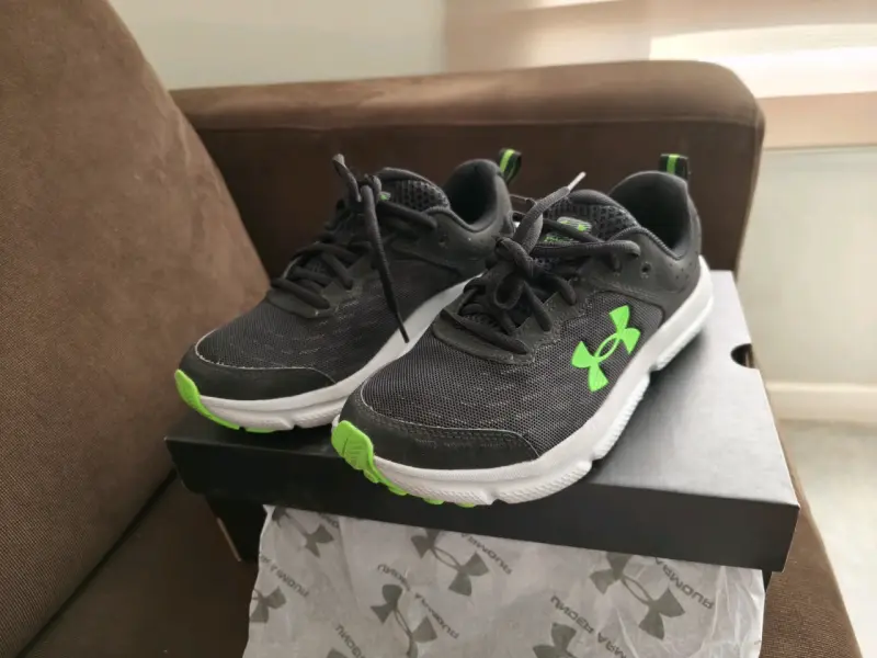 Zapatillas deportivas Under Armour negras y verdes - 1