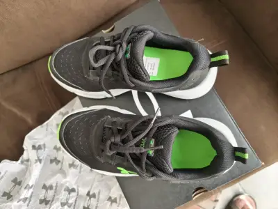 Zapatillas deportivas Under Armour negras y verdes - miniatura 2