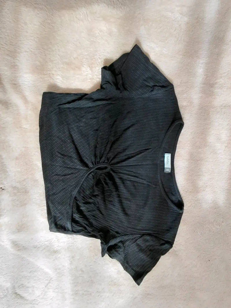Polera negra de mujer con detalle fruncido