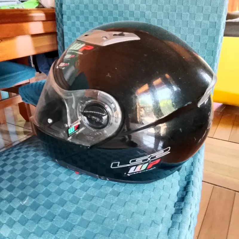 Casco de moto LS2 negro con visera - 1