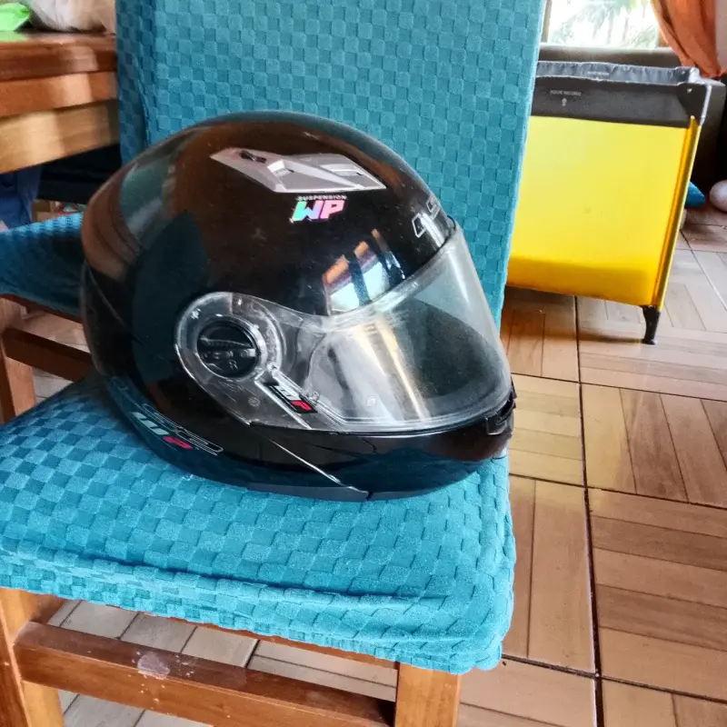Casco de moto LS2 negro con visera - 4