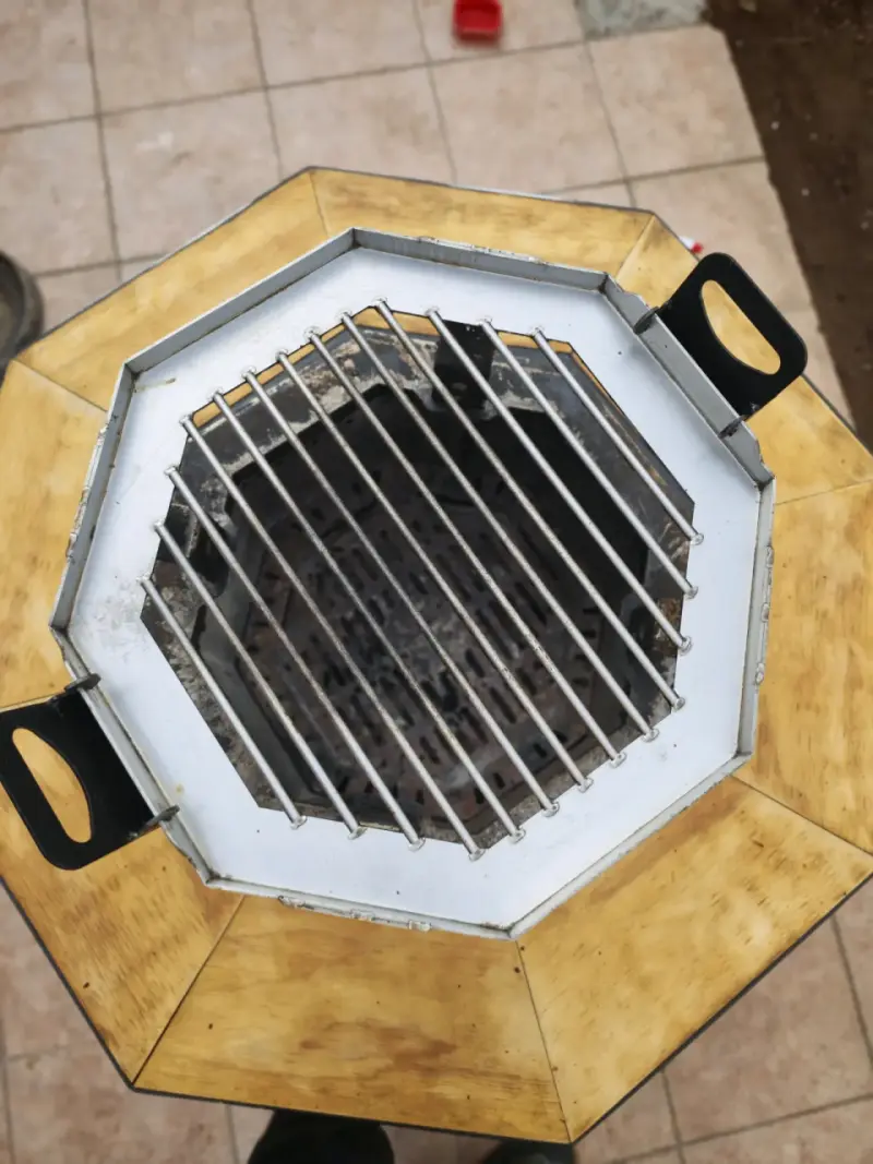 Parrilla de carbón octagonal con asas - 1