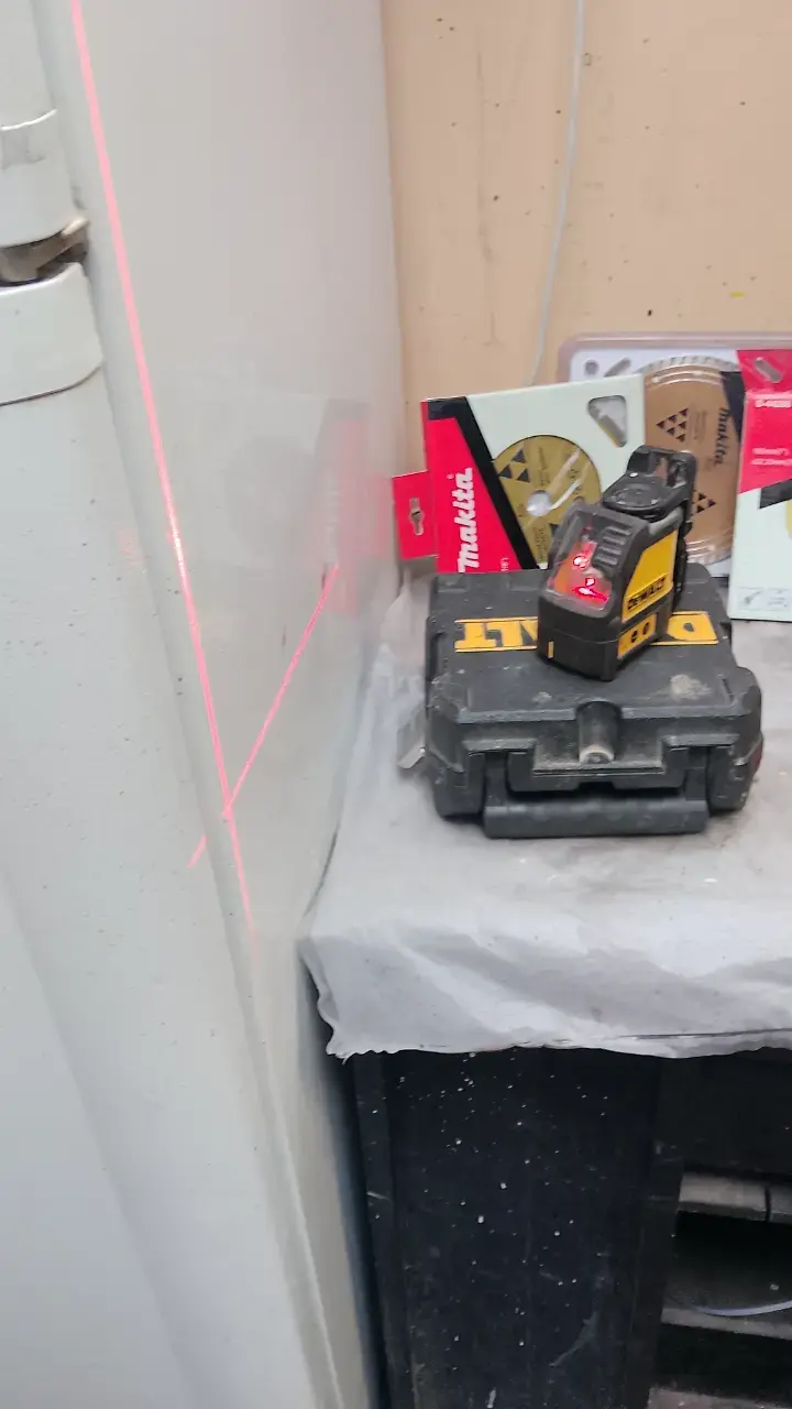 Nivel láser DeWalt con estuche y discos Makita - 2