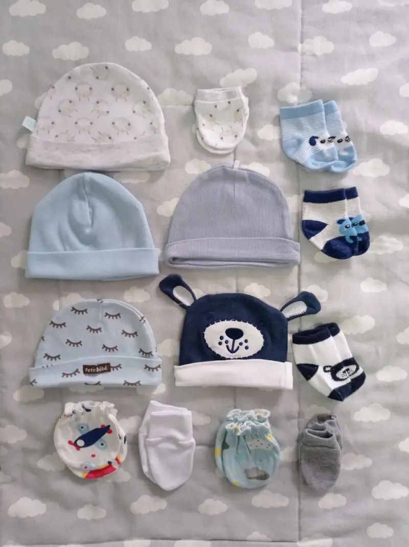 Set de gorros, mitones y calcetines para bebé - 1