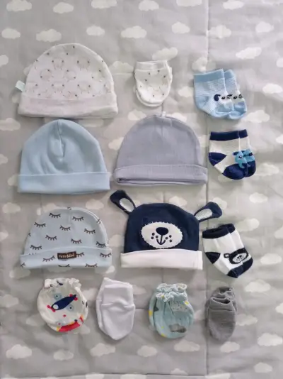 Set de gorros, mitones y calcetines para bebé - miniatura 1