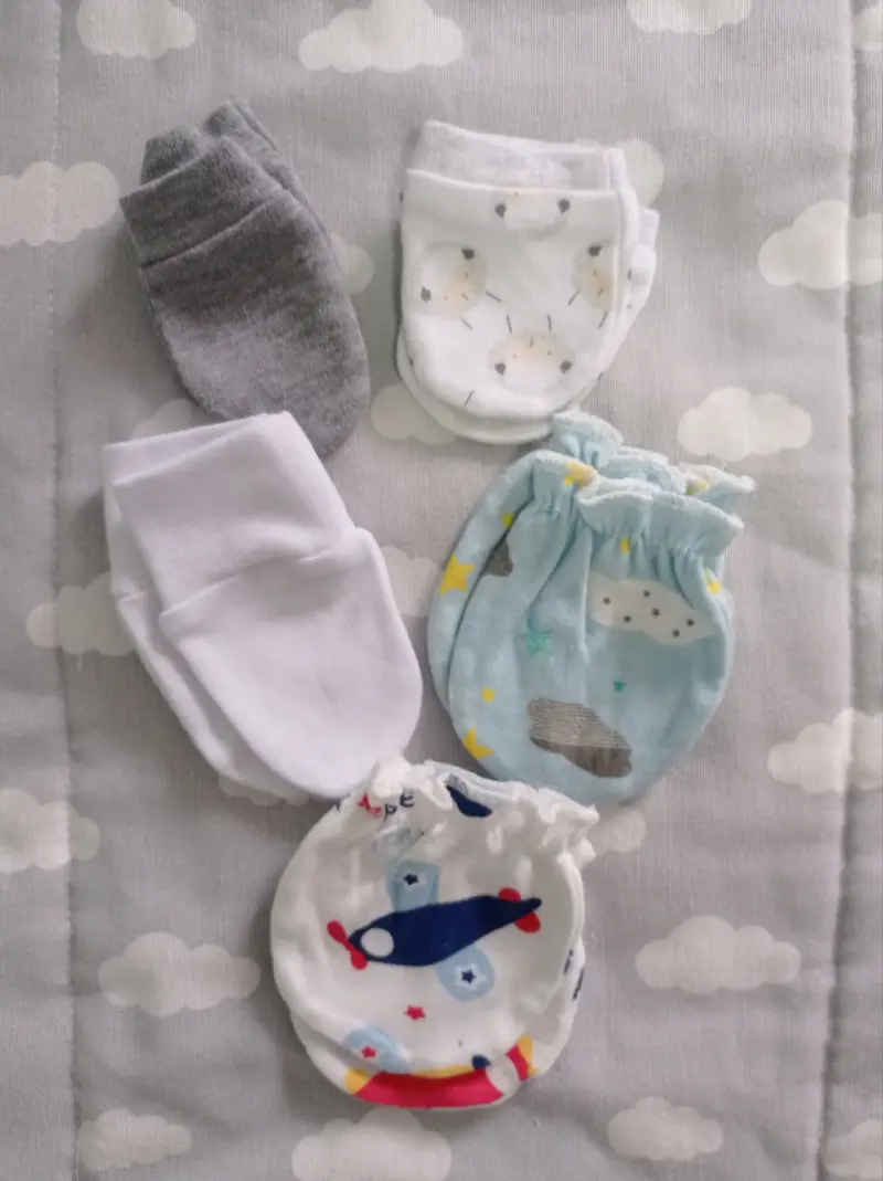 Set de gorros, mitones y calcetines para bebé - 3