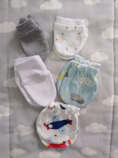 Set de gorros, mitones y calcetines para bebé - miniatura 3