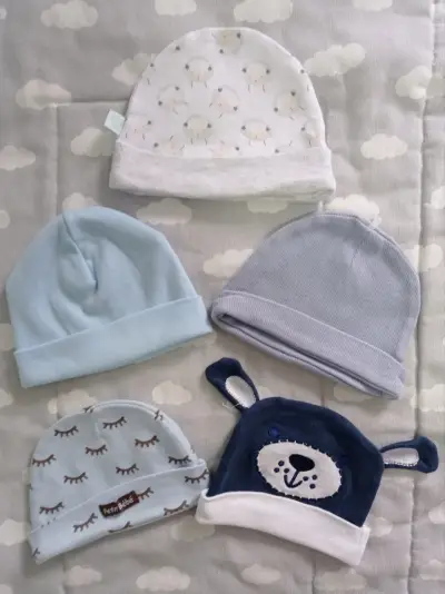 Set de gorros, mitones y calcetines para bebé - miniatura 4