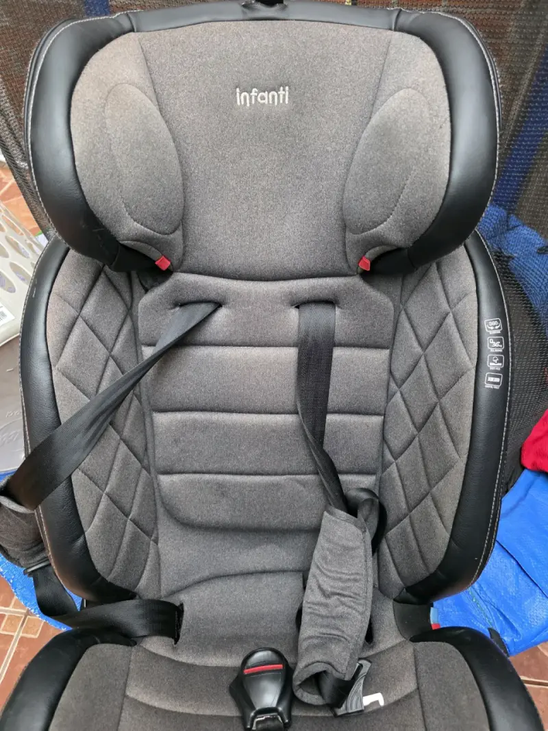 Silla de auto Infanti gris con cinturón ajustable - 1