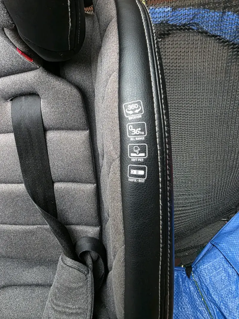 Silla de auto Infanti gris con cinturón ajustable - 2