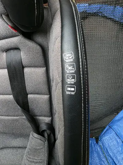 Silla de auto Infanti gris con cinturón ajustable - miniatura 2