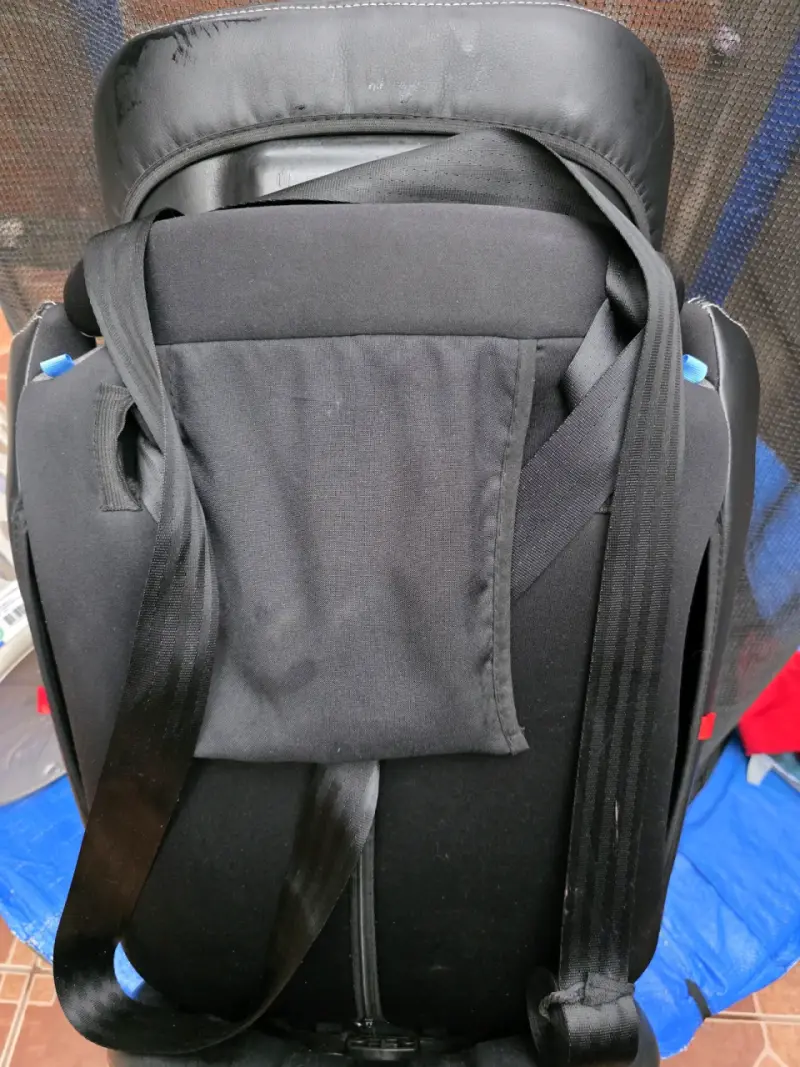 Silla de auto Infanti gris con cinturón ajustable - 3