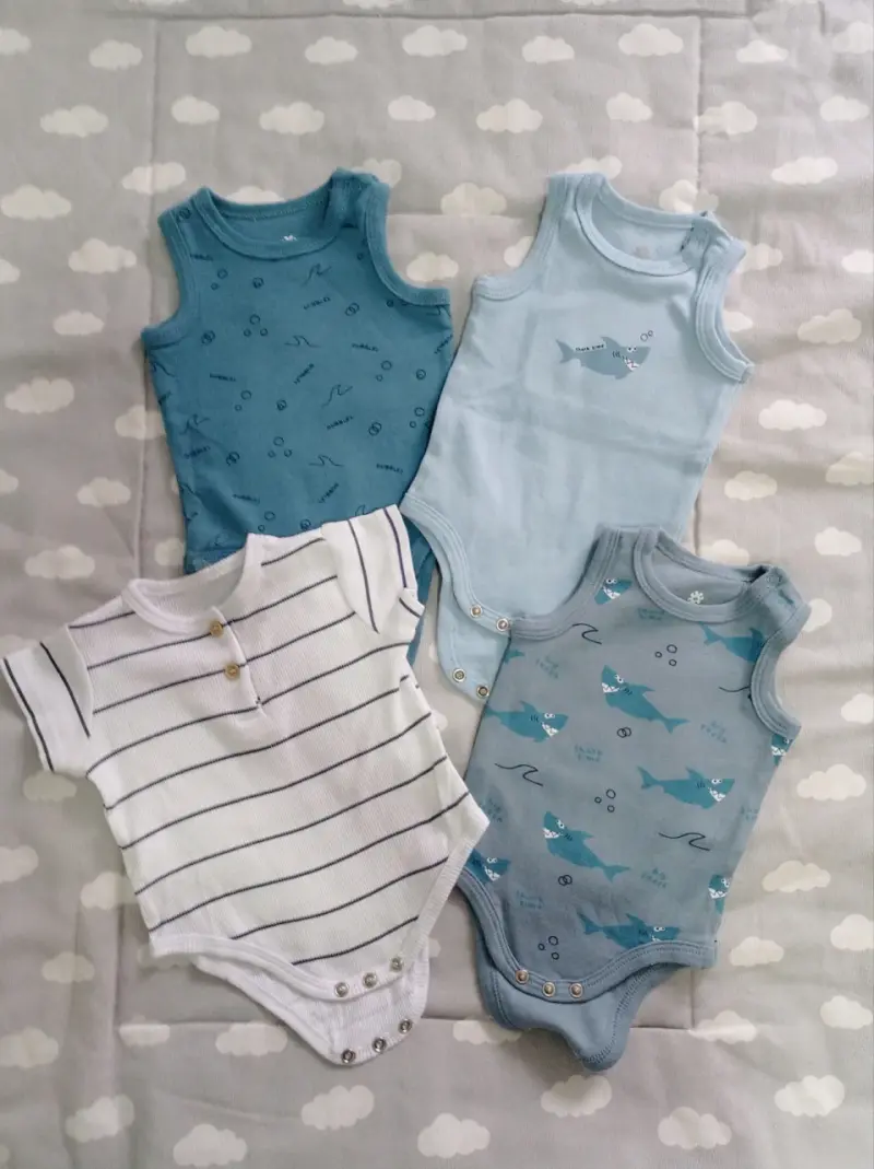 Set de 4 bodies para bebé con diseños variados - 1