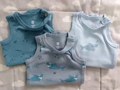 Set de 4 bodies para bebé con diseños variados - miniatura 2