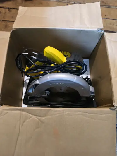 Sierra circular Stanley en caja - miniatura 1