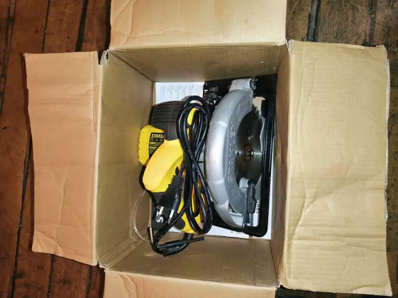 Sierra circular Stanley en caja - 3
