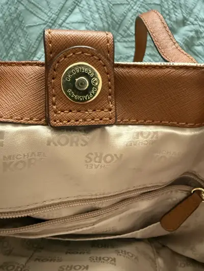 Bolso tote Michael Kors beige con asas marrones - miniatura 5