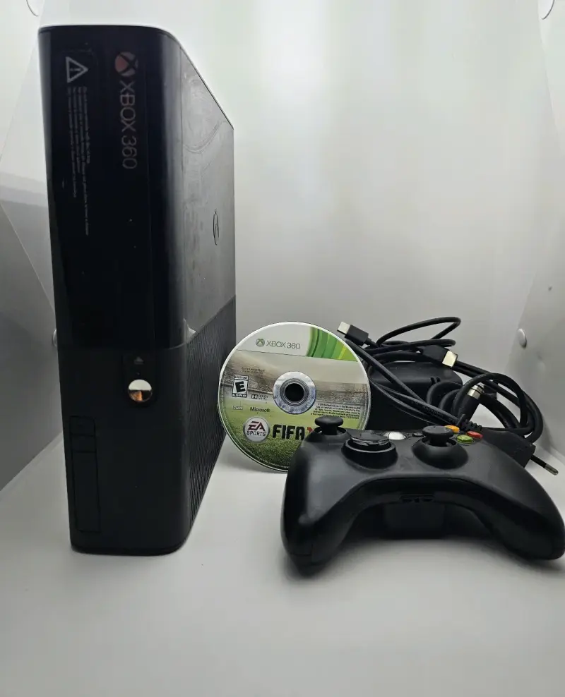 Xbox 360 E de 4GB + Juego - 2