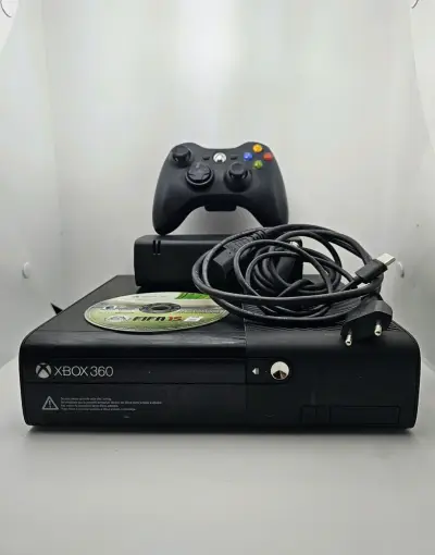 Xbox 360 E de 4GB + Juego - miniatura 3