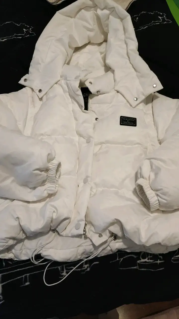 Chaqueta acolchada blanca con capucha