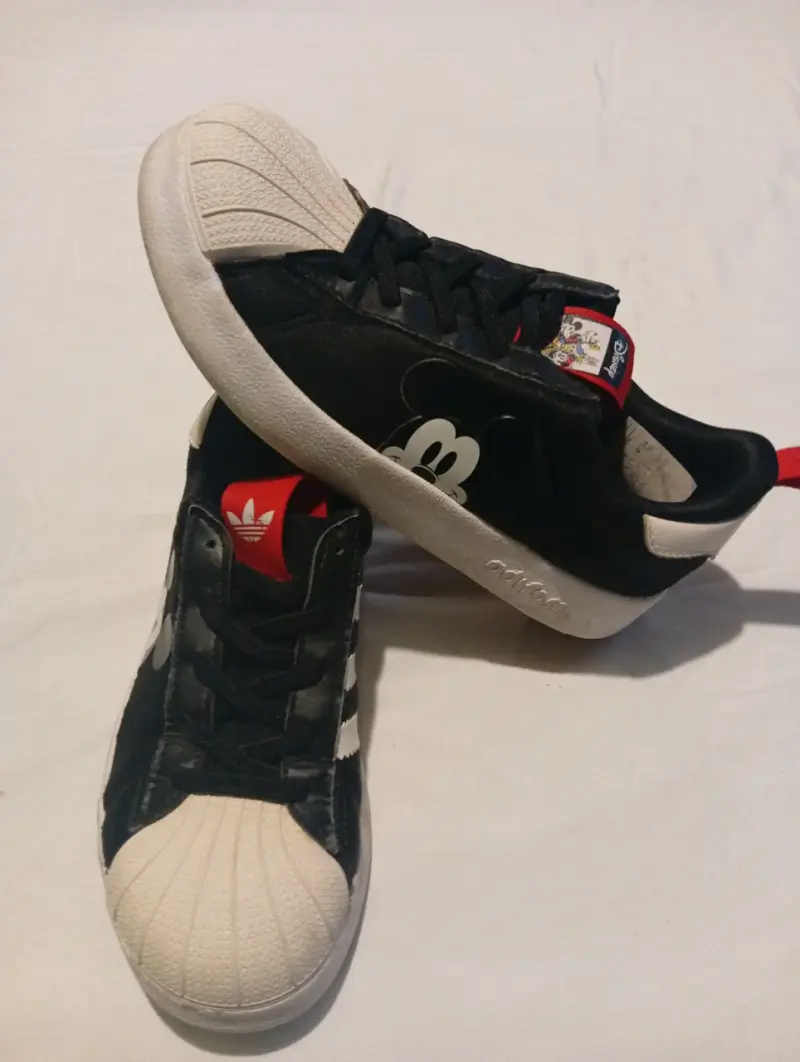 Zapatillas Adidas Mickey Mouse negras y blancas
