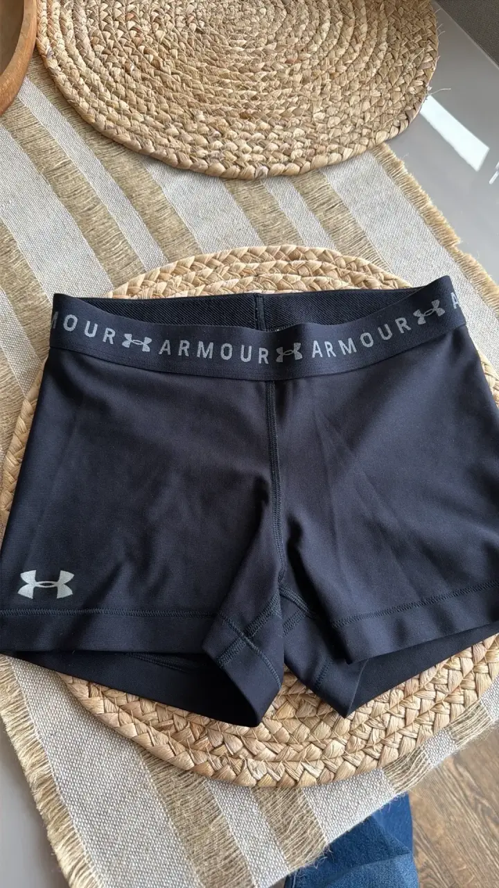 Shorts deportivos Under Armour negros - 1