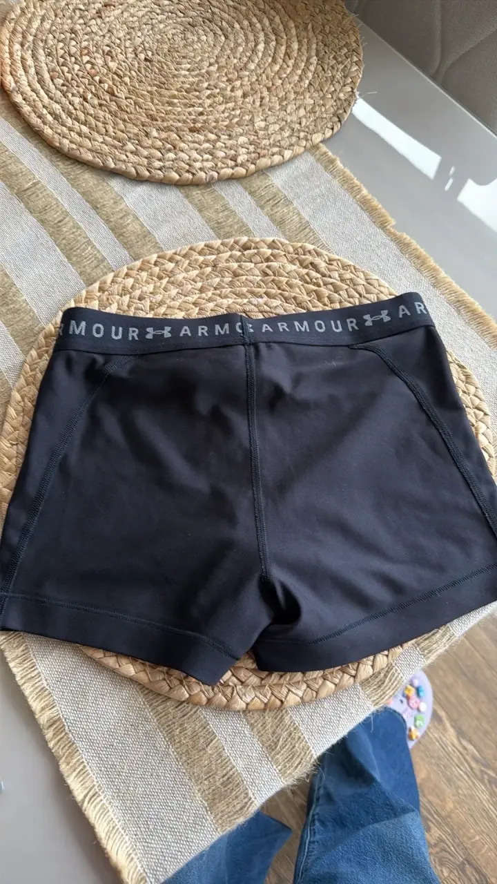 Shorts deportivos Under Armour negros - 2