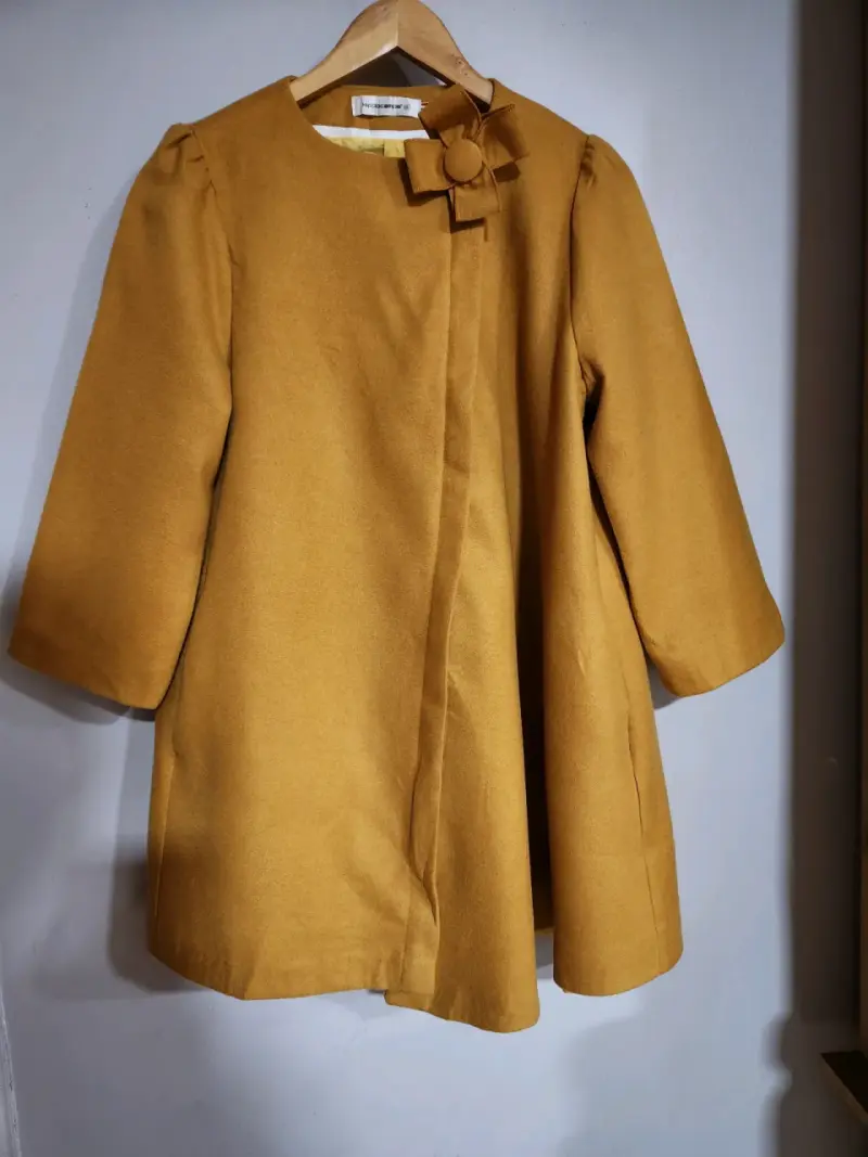 Abrigo mostaza elegante para mujer