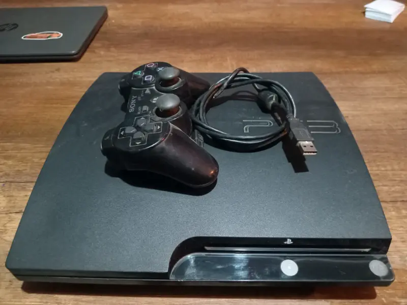 Consola PlayStation 3 con control y cable USB