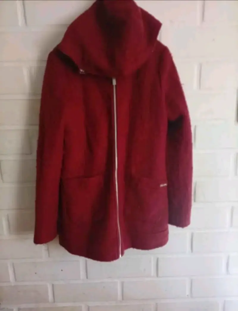Abrigo rojo con capucha para mujer - 1