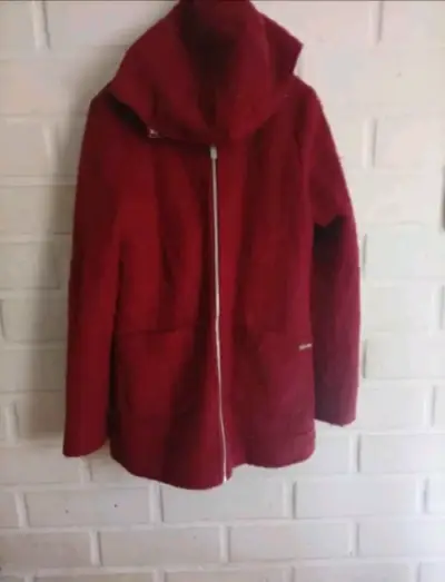 Abrigo rojo con capucha para mujer - miniatura 1