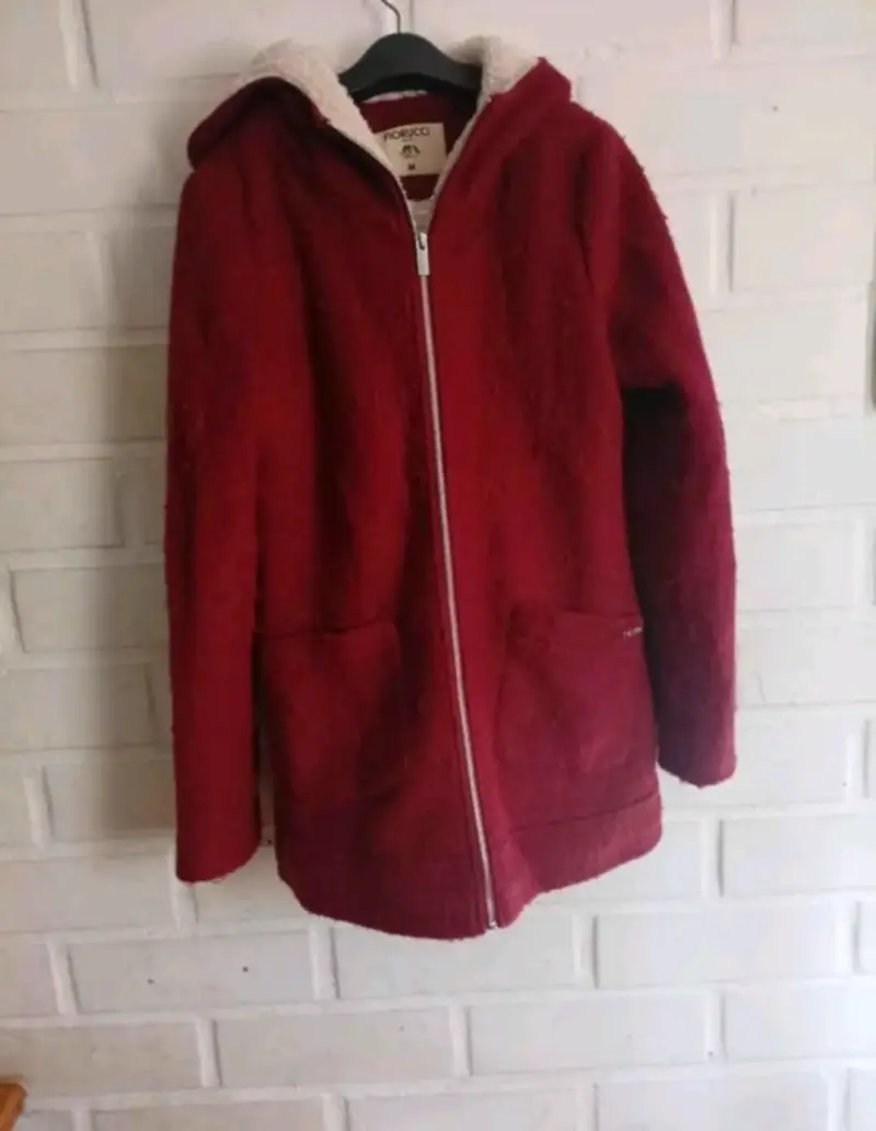 Abrigo rojo con capucha para mujer - 2