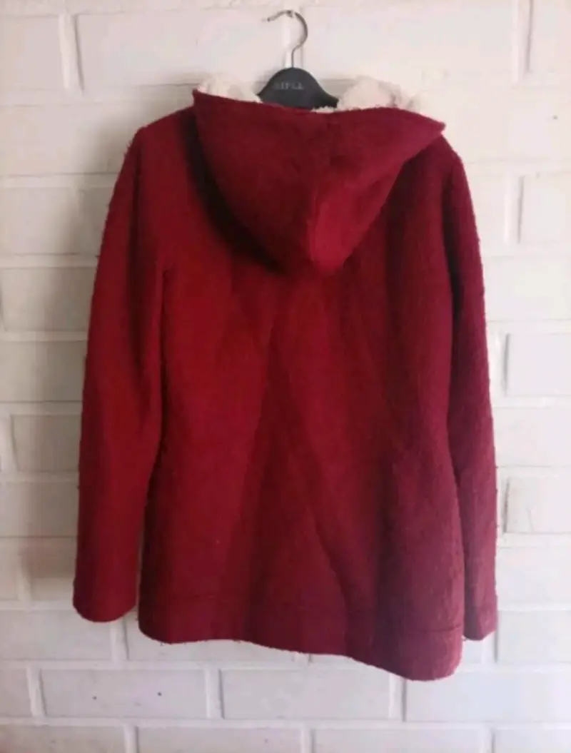 Abrigo rojo con capucha para mujer - 3