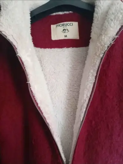 Abrigo rojo con capucha para mujer - miniatura 5