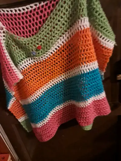 Poncho tejido a crochet multicolor para mujer - miniatura 4