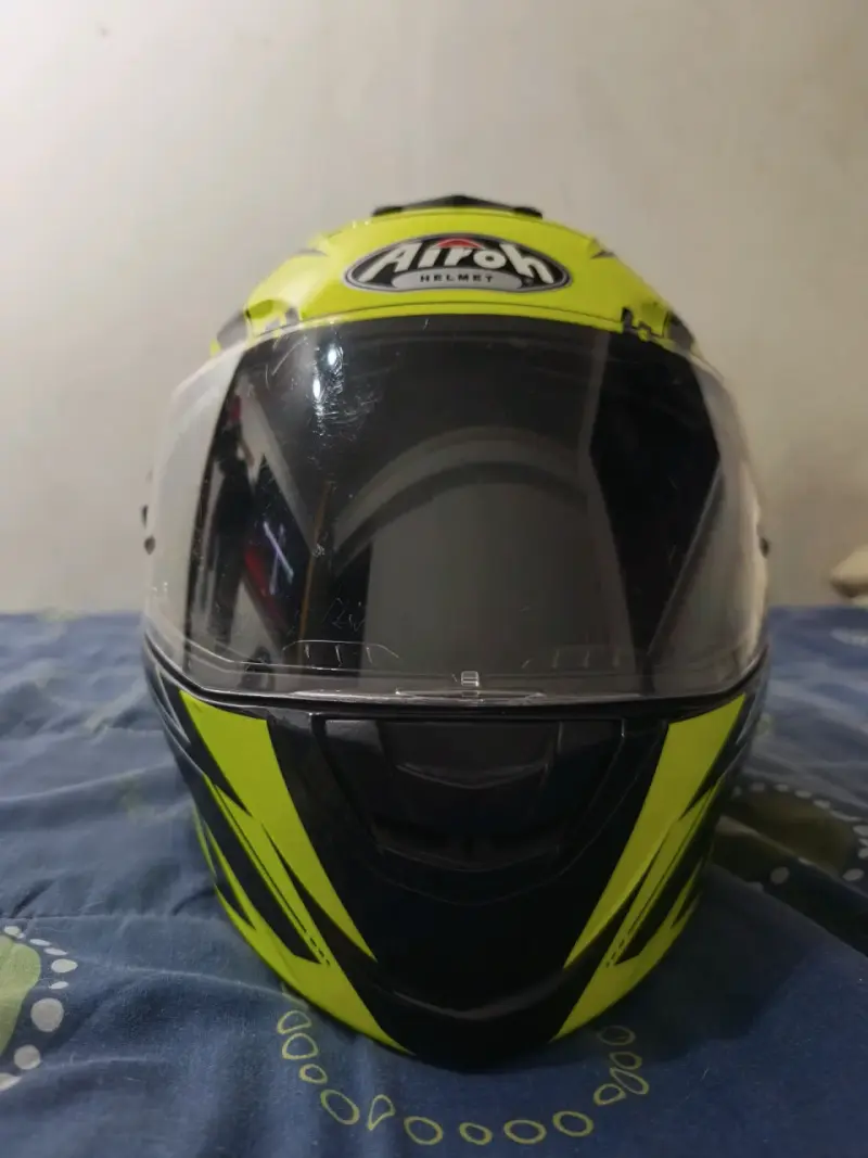 Casco de moto Airoh amarillo con visor - 2
