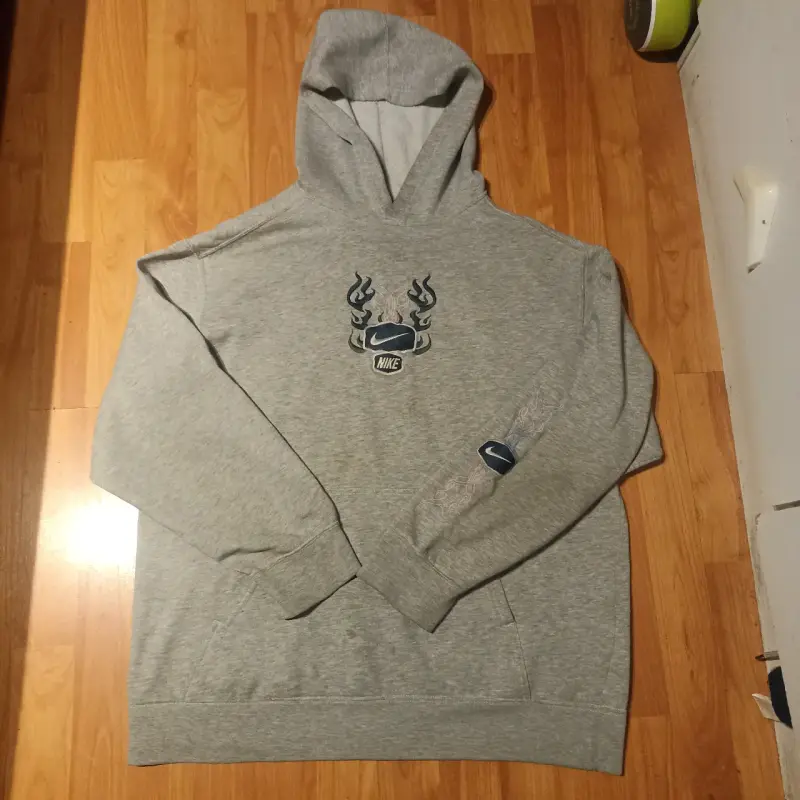 Polerón Nike gris con diseño de llamas - 1