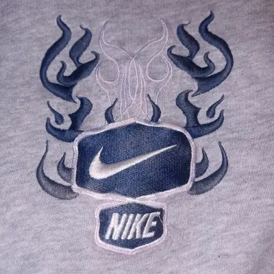 Polerón Nike gris con diseño de llamas - miniatura 2
