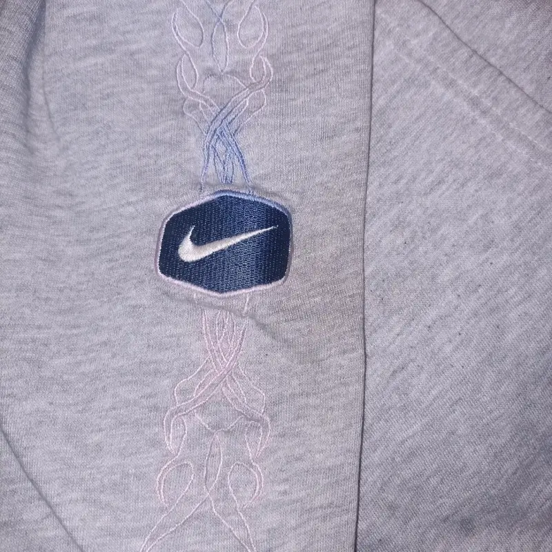 Polerón Nike gris con diseño de llamas - 3