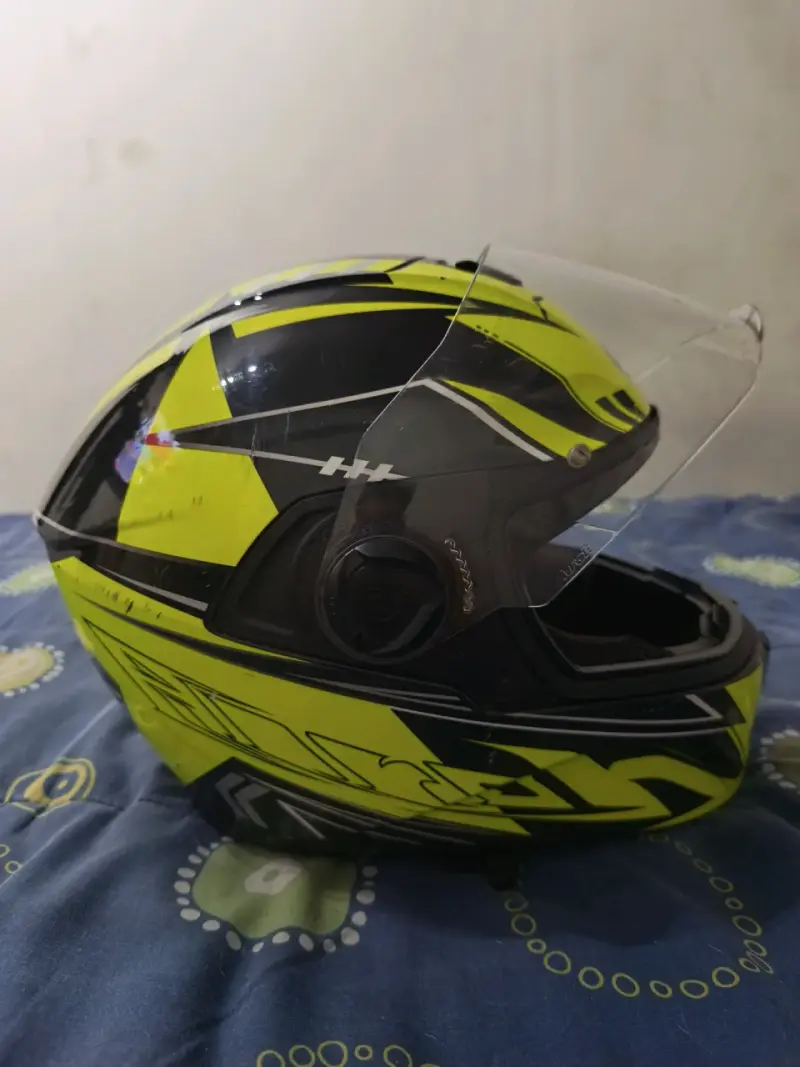 Casco de moto Airoh amarillo con visor - 4
