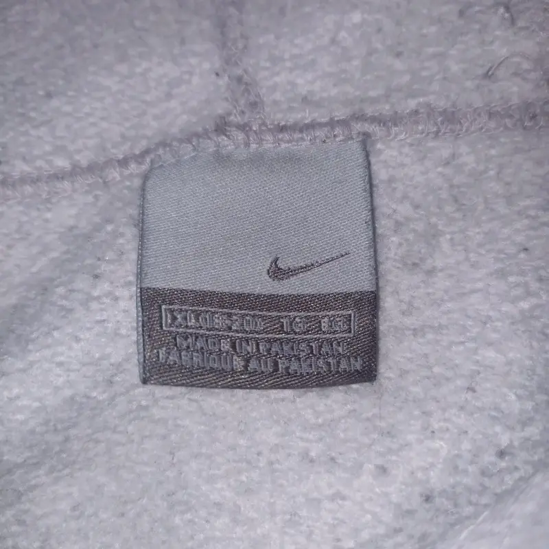 Polerón Nike gris con diseño de llamas - 4