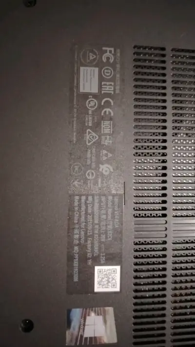 Laptop Lenovo V14 ADA en buen estado - miniatura 1