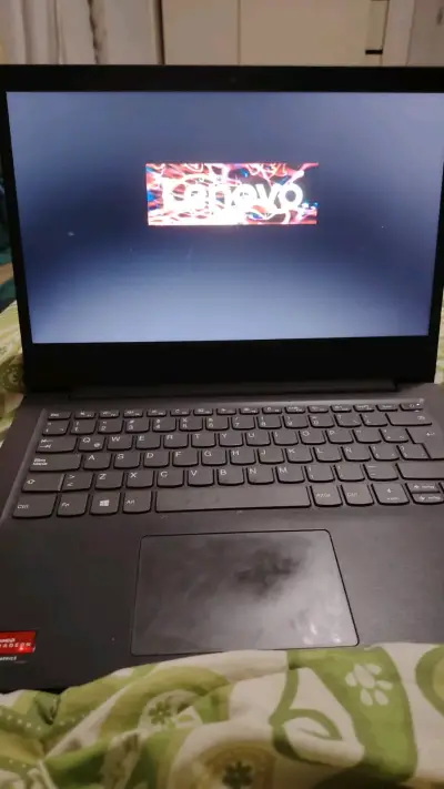 Laptop Lenovo V14 ADA en buen estado - miniatura 2