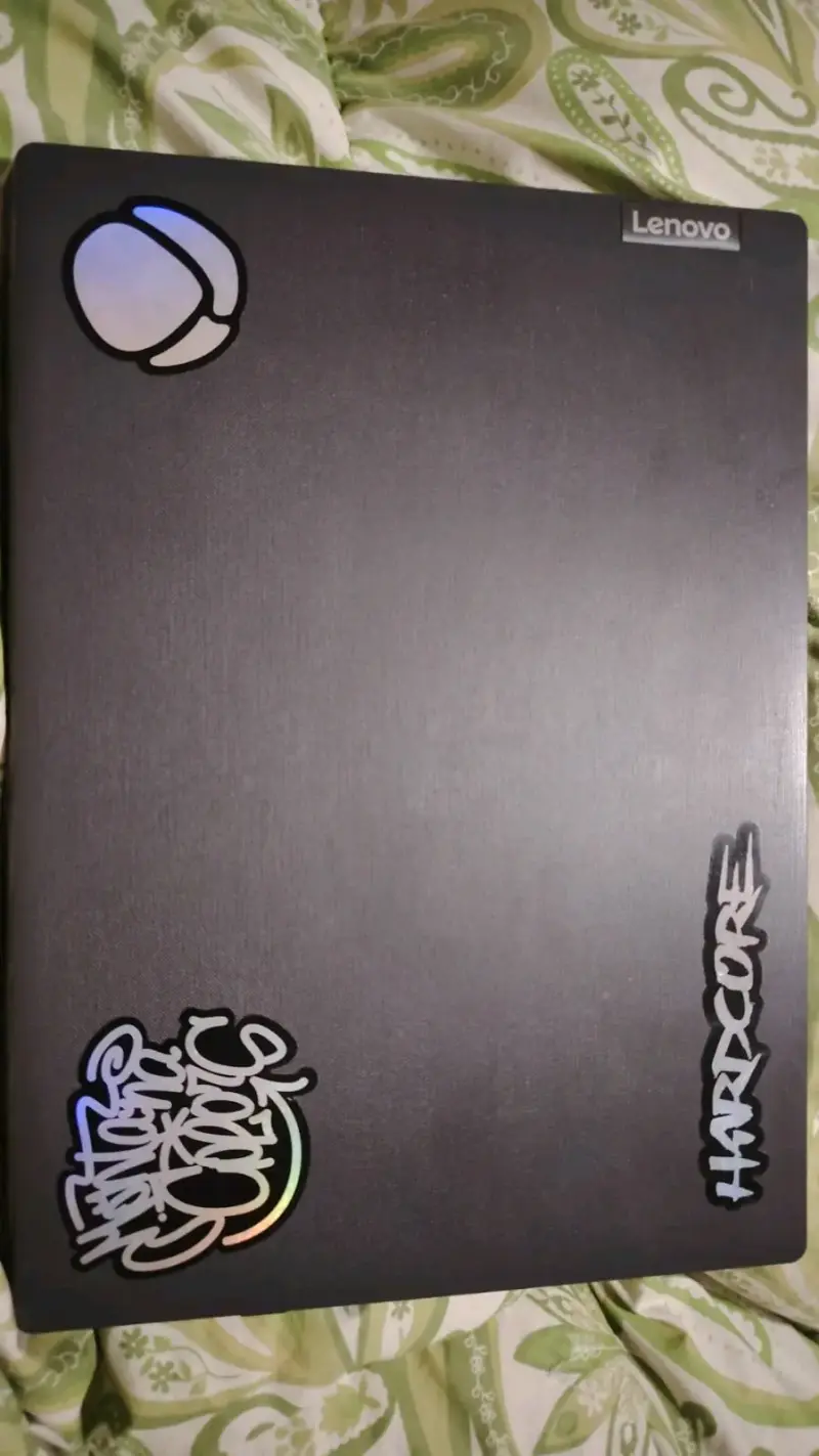 Laptop Lenovo V14 ADA en buen estado - 3
